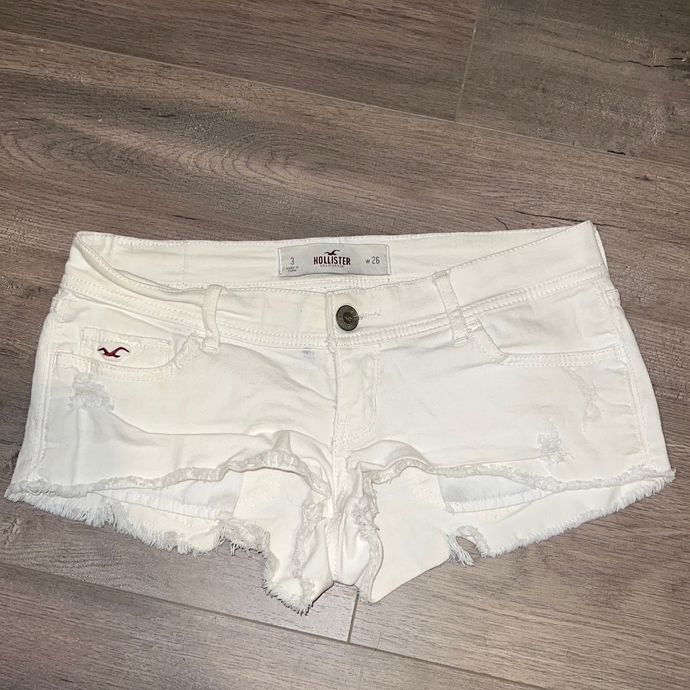 Hollister booty shorts 🤍